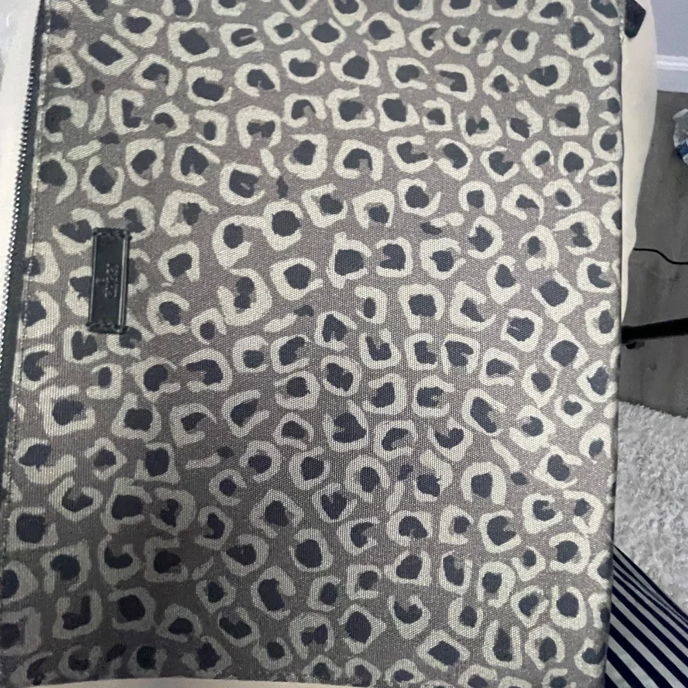 Gucci Gray Animal Print Document Holder – Sleek & Stylish (Brand New!)